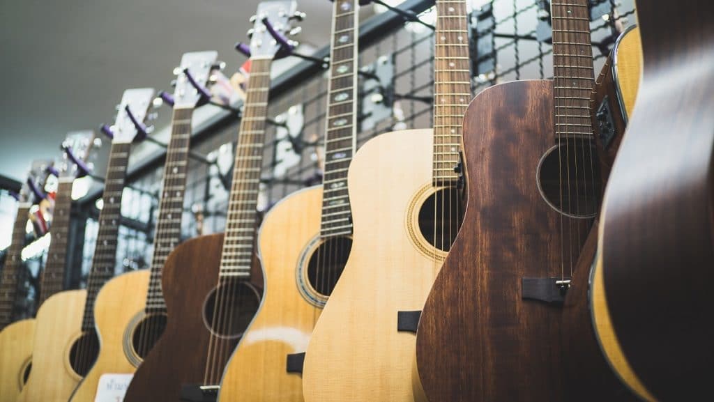 Exhibición de guitarras acústicas en una tienda de música, el principal canal de comunicación con los clientes en este modelo.